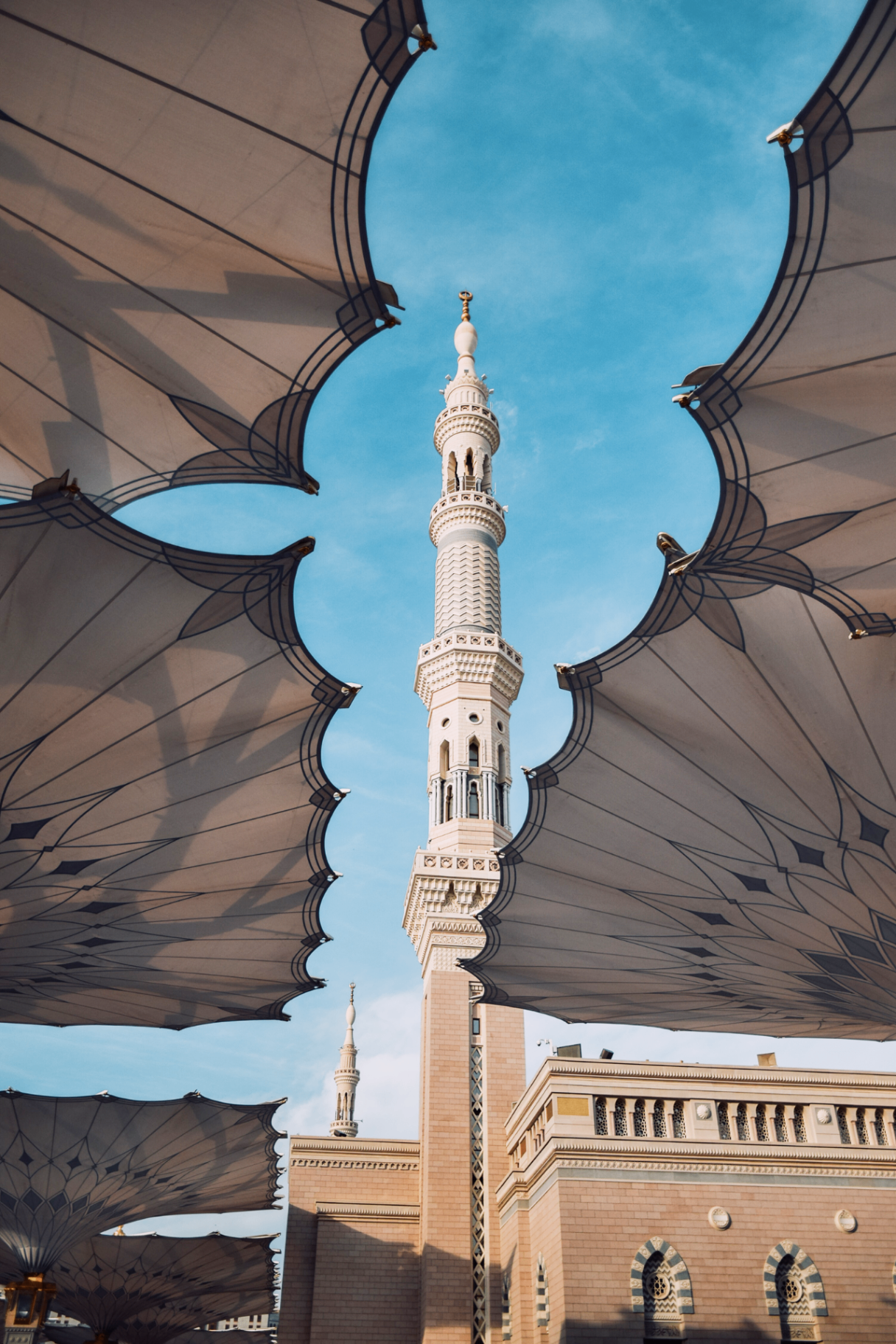 Minarett der Prophetenmoschee in Medina mit Sonnenschirmen